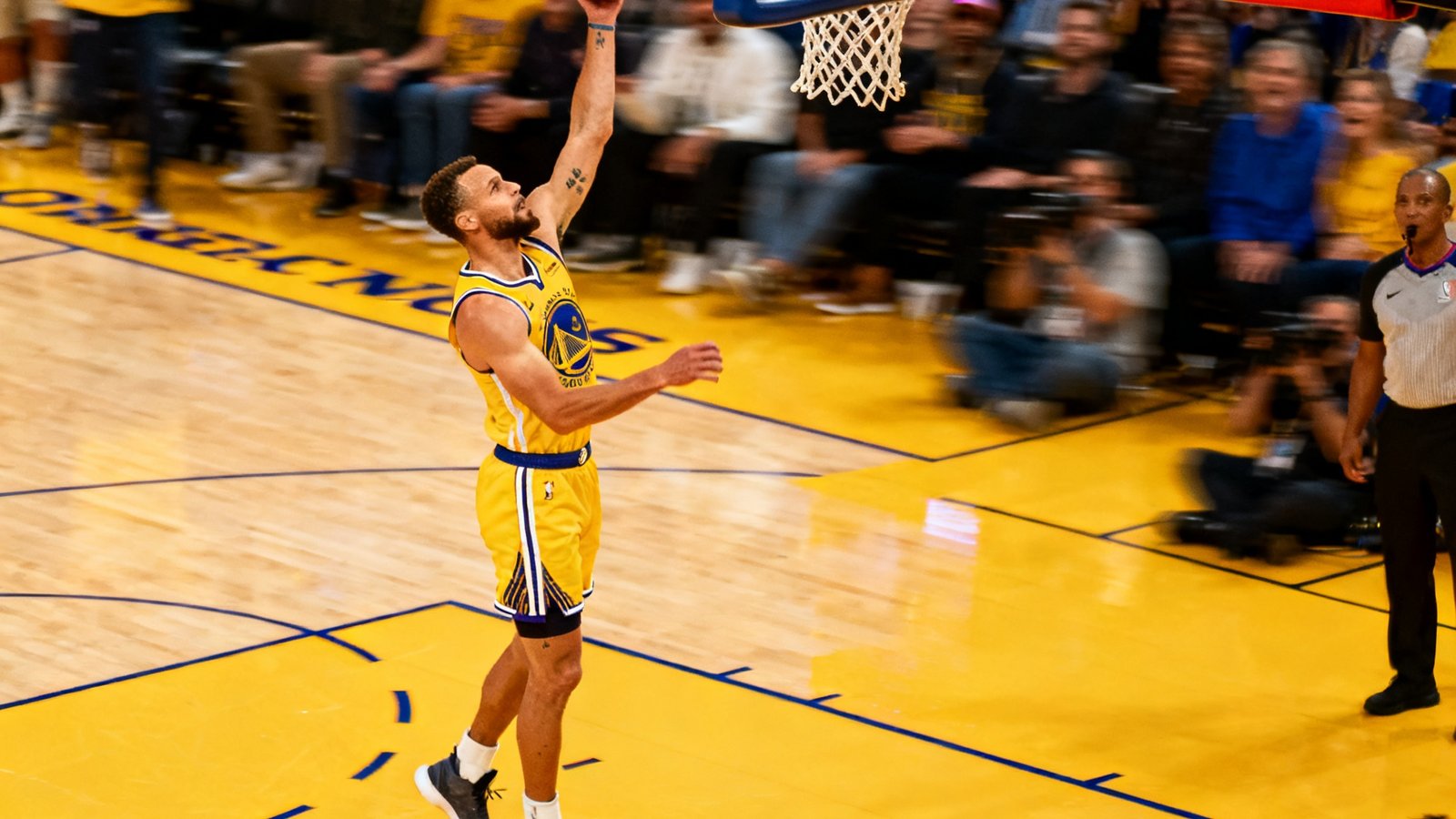 NBA常规赛湖人vs勇士，库里投中三分球得到38分